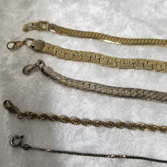 5-7" Bracelets 4-gold tone 1 small gold tone/black 1.1489 - Picture 2 of 7